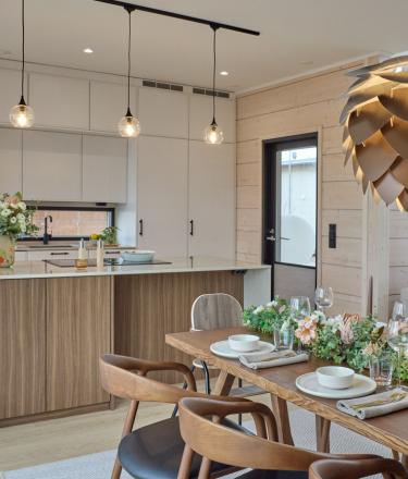 Moderni_vaalea_valkoinen_i-keittiö_saarekekeittiö_Hirsi_Kastelli_14