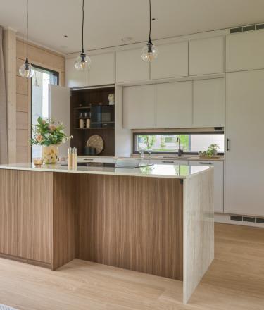 Moderni_vaalea_valkoinen_i-keittiö_saarekekeittiö_Hirsi_Kastelli_19