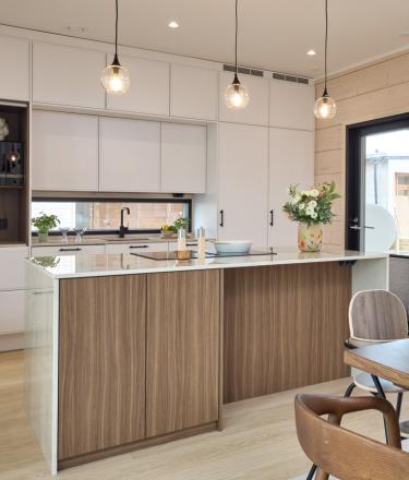 Moderni_vaalea_valkoinen_i-keittiö_saarekekeittiö_Hirsi_Kastelli_6