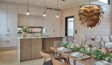 Moderni_vaalea_valkoinen_i-keittiö_saarekekeittiö_Hirsi_Kastelli_14