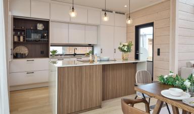 Moderni_vaalea_valkoinen_i-keittiö_saarekekeittiö_Hirsi_Kastelli_6