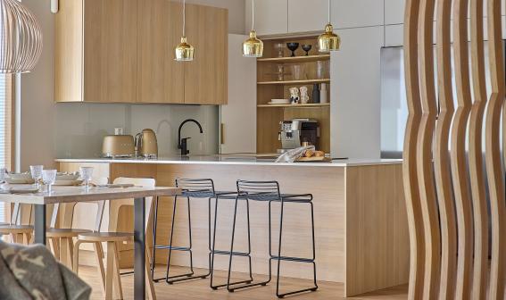 Moderni_luonnonvärinen_Vaalea tammi_u-keittiö_niemekekeittiö_melamiini_keraaminen_Sarka_Asunnot.jpg 