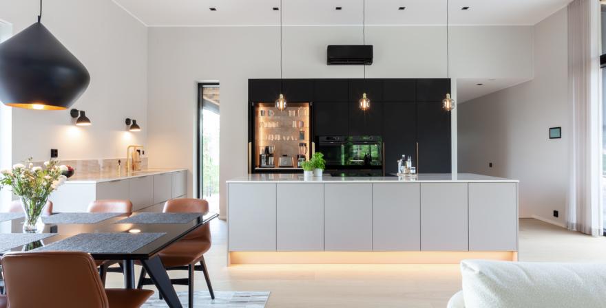 Moderni_harmaa_Stone Grey Matt_Jet Black Matt_i-keittiö_ii-keittiö_saarekekeittiö_lakattu_mdf_kvartsi_2024_Ahmoonmäentie_Karkkila_2871_coll