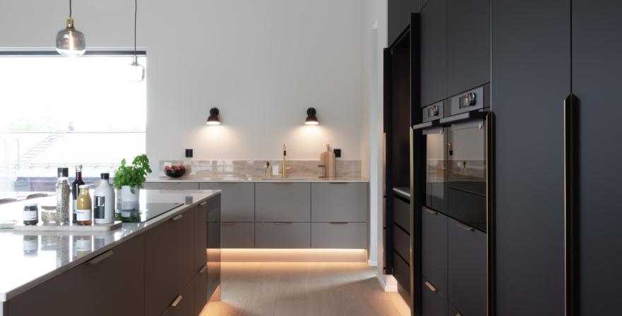 Moderni_harmaa_Stone Grey Matt_Jet Black Matt_i-keittiö_ii-keittiö_saarekekeittiö_lakattu_mdf_kvartsi_2024_Ahmoonmäentie_Karkkila_2878_coll