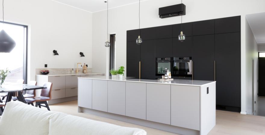 Moderni_harmaa_Stone Grey Matt_Jet Black Matt_i-keittiö_ii-keittiö_saarekekeittiö_lakattu_mdf_kvartsi_2024_Ahmoonmäentie_Karkkila_2906_coll