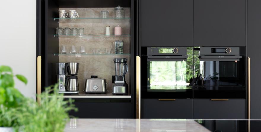 Moderni_harmaa_Stone Grey Matt_Jet Black Matt_i-keittiö_ii-keittiö_saarekekeittiö_lakattu_mdf_kvartsi_2024_Ahmoonmäentie_Karkkila_2954_coll