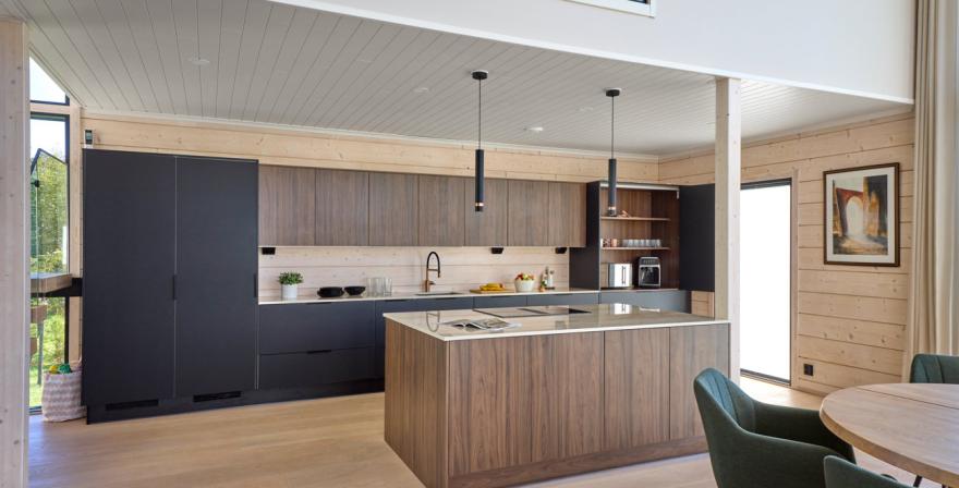 Moderni_tumma_Carini Walnut_Jet Black Matt_i-keittiö_saarekekeittiö_melamiini_lakattu_mdf_keraaminen_2024_Ruovikkokuja_Hirvensalo_6551_coll