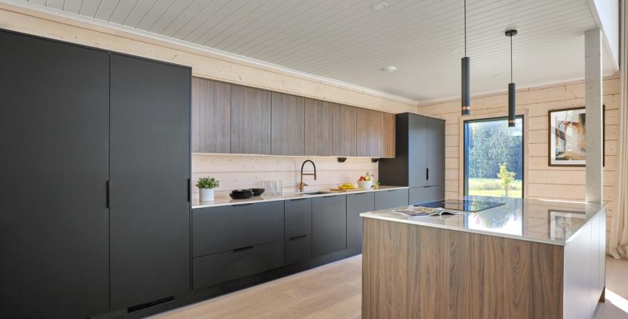 Moderni_tumma_Carini Walnut_Jet Black Matt_i-keittiö_saarekekeittiö_melamiini_lakattu_mdf_keraaminen_2024_Ruovikkokuja_Hirvensalo_6569_coll