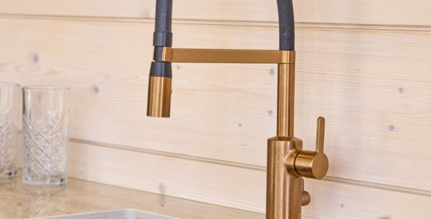 Moderni_tumma_Carini Walnut_Jet Black Matt_i-keittiö_saarekekeittiö_melamiini_lakattu_mdf_keraaminen_2024_Ruovikkokuja_Hirvensalo_6671_coll
