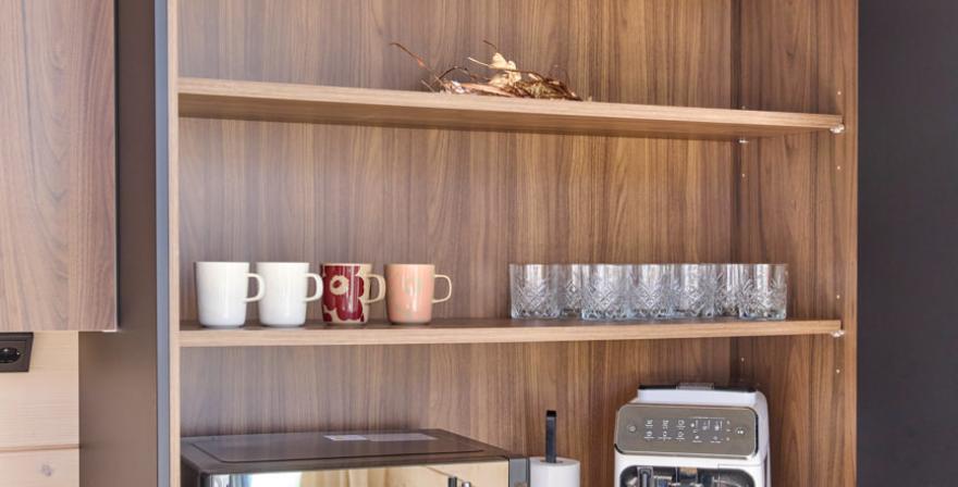 Moderni_tumma_Carini Walnut_Jet Black Matt_i-keittiö_saarekekeittiö_melamiini_lakattu_mdf_keraaminen_2024_Ruovikkokuja_Hirvensalo_6683_coll