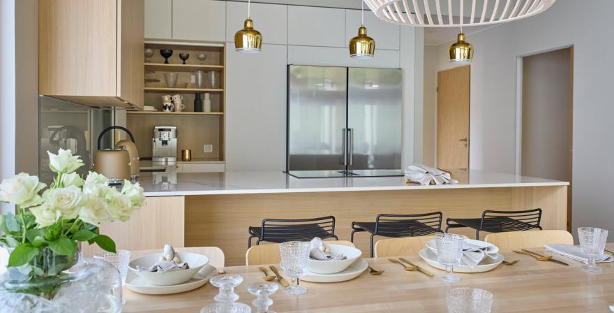 Moderni_luonnonvärinen_Vaalea tammi_u-keittiö_niemekekeittiö_Sarka_Asunnot_11