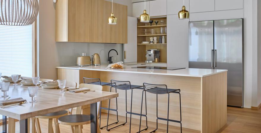 Moderni_luonnonvärinen_Vaalea tammi_u-keittiö_niemekekeittiö_Sarka_Asunnot.