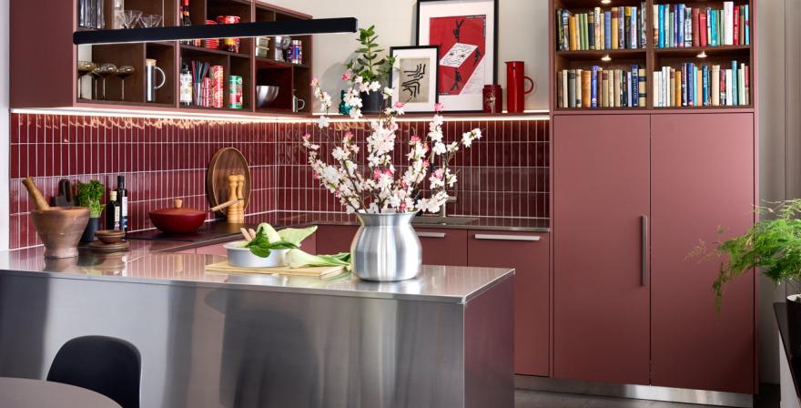 Moderni_värillinen_Rusty Red_u-keittiö_niemekekeittiö_mdf_rst_2025_Trendikeittiö_26_Norr_Mälarstrand_Kungsholmen-3_coll