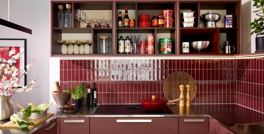 Moderni_värillinen_Rusty Red_u-keittiö_niemekekeittiö_mdf_rst_2025_Trendikeittiö_26_Norr_Mälarstrand_Kungsholmen-8_coll