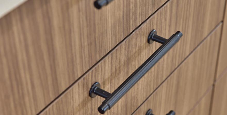 Moderni_vaalea_valkoinen_i-keittiö_saarekekeittiö_Hirsi_Kastelli_11