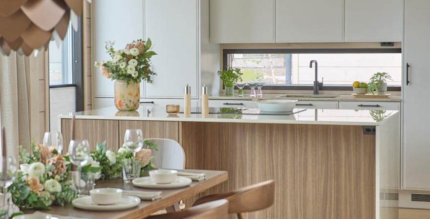 Moderni_vaalea_valkoinen_i-keittiö_saarekekeittiö_Hirsi_Kastelli_17