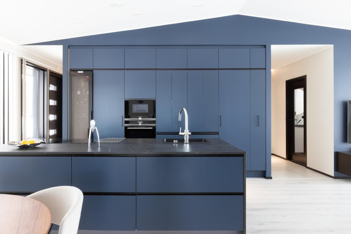 Moderni_värillinen_sininen_i-keittiö_saareke_koivuviilu_laminaatti_2024_Järvenpää_Jolkkonen_1619_coll