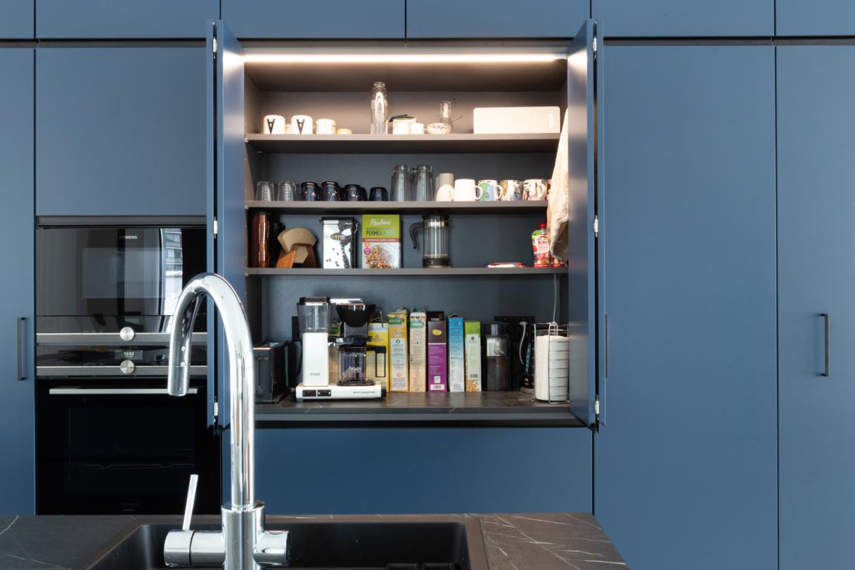 Moderni_värillinen_sininen_i-keittiö_saareke_koivuviilu_laminaatti_2024_Järvenpää_Jolkkonen_1669_coll