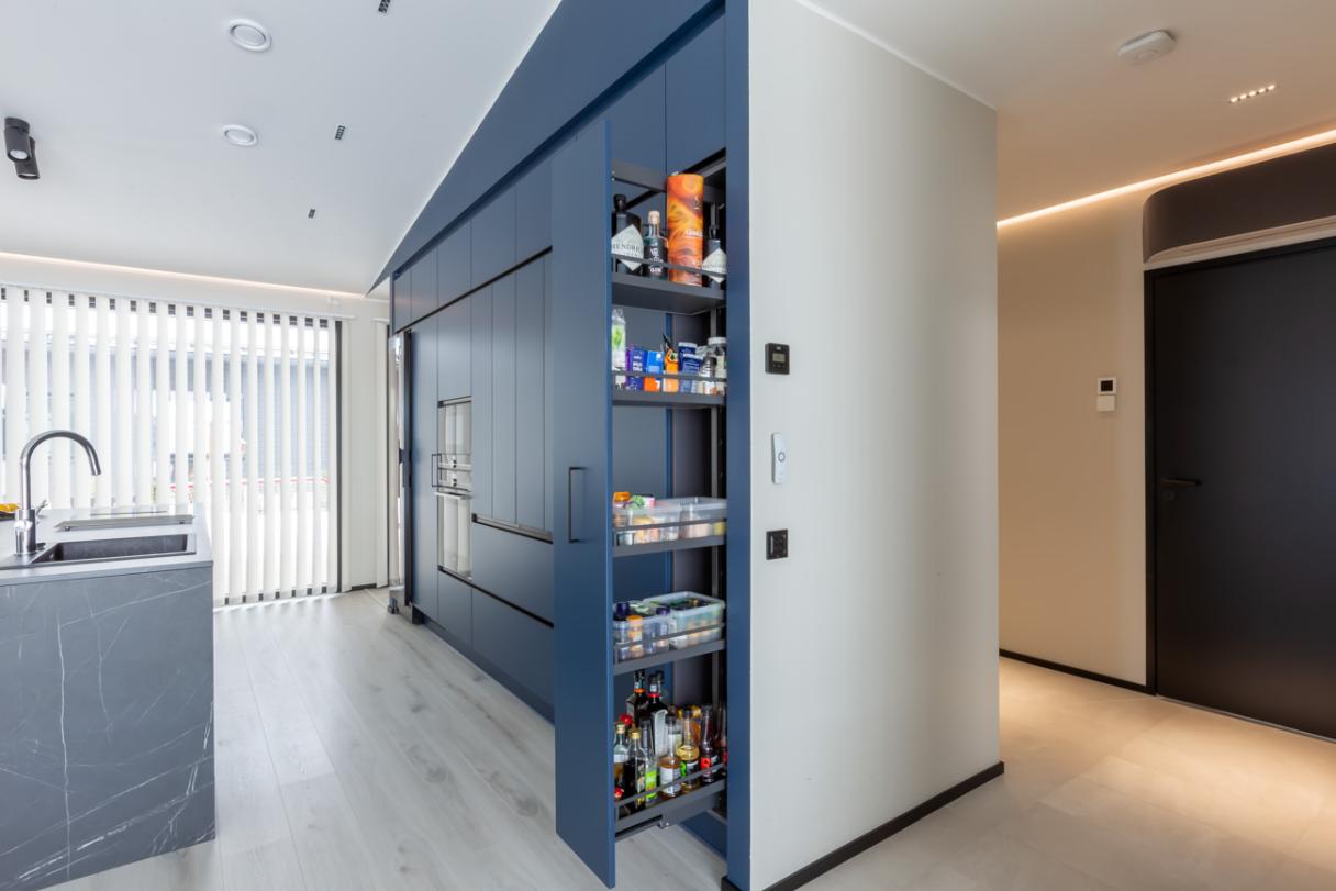 Moderni_värillinen_sininen_i-keittiö_saareke_koivuviilu_laminaatti_2024_Järvenpää_Jolkkonen_1700-Edit_coll