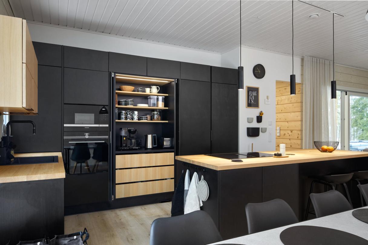 Puustelli saareke keittiö musta Beatankuja Masku