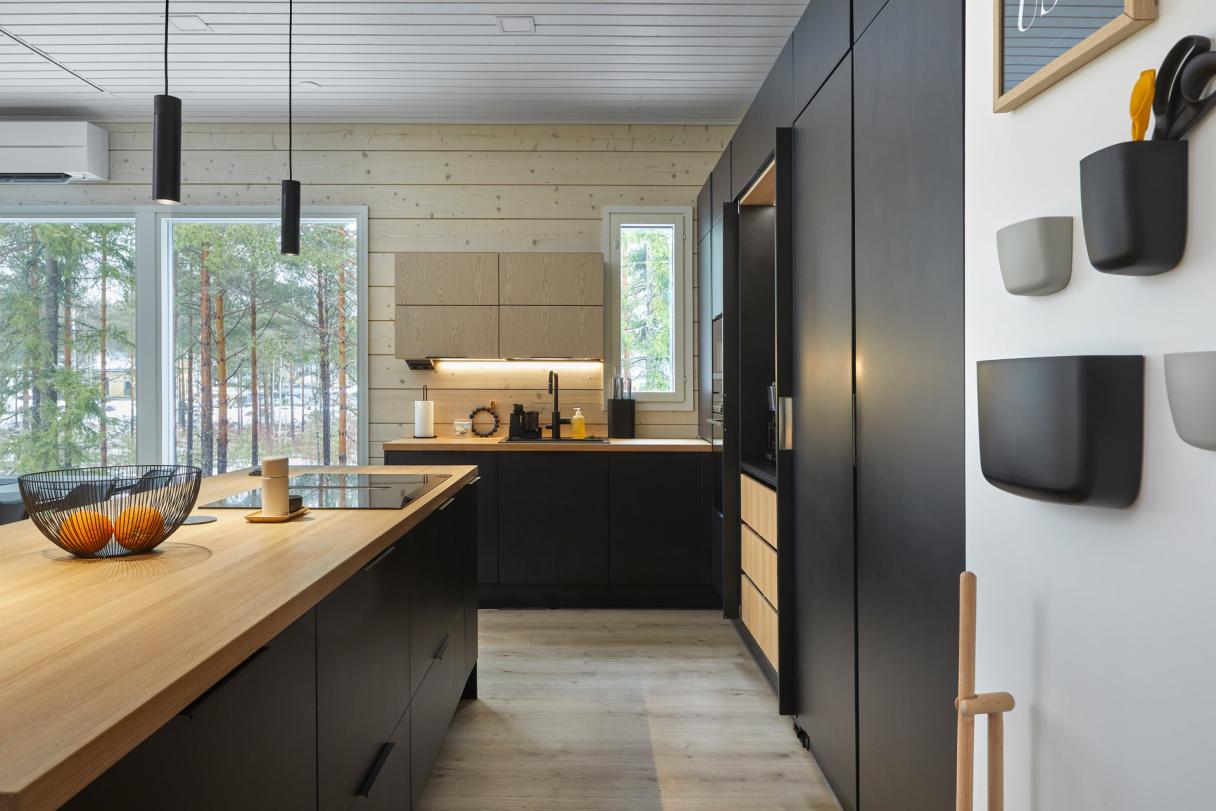 Puustelli saareke keittiö musta Beatankuja Masku