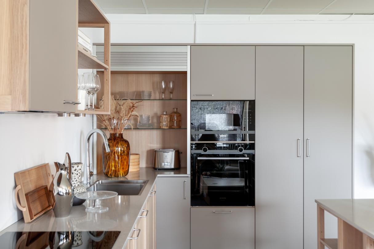 Puustelli saareke keittiö vaalea puu harmaa Nyköping