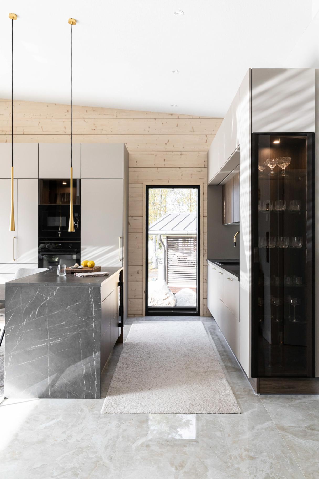 Puustelli saareke keittiö Villa Honkaranta vitriini