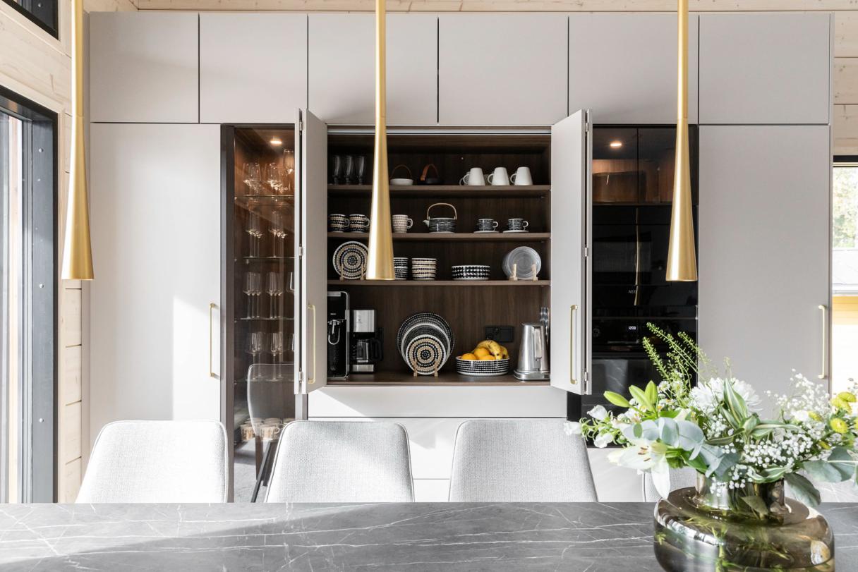 Puustelli saareke keittiö Villa Honkaranta aamiaiskaappi