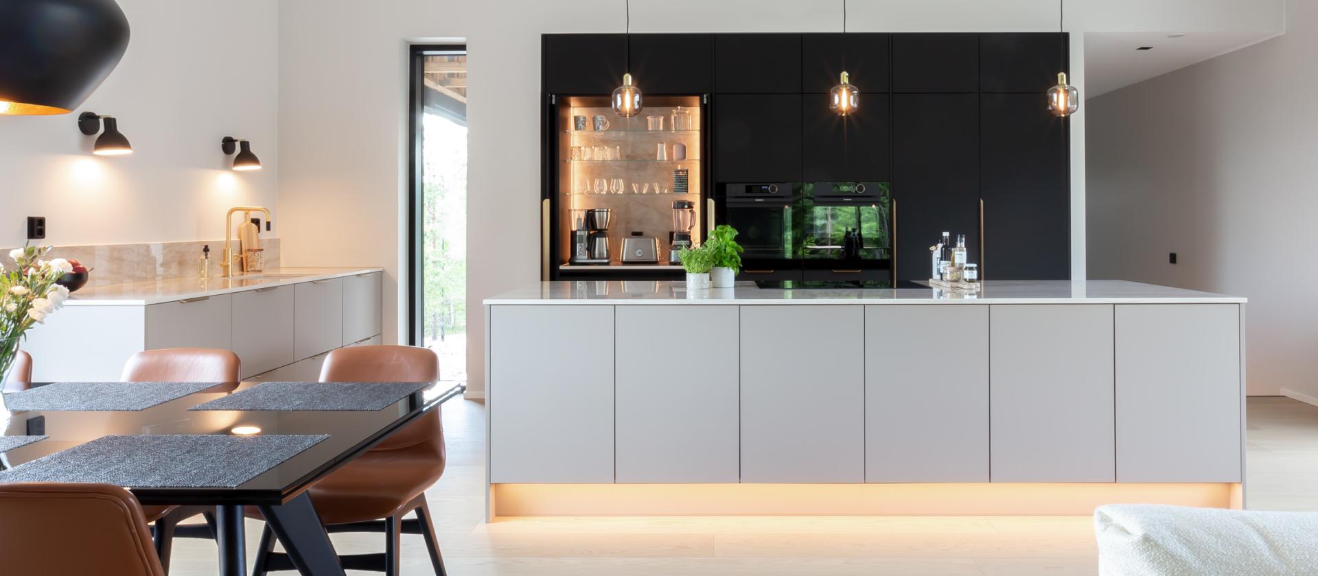 Moderni_harmaa_Stone Grey Matt_Jet Black Matt_i-keittiö_ii-keittiö_saarekekeittiö_lakattu_mdf_kvartsi_2024_Ahmoonmäentie_Karkkila_2871_main