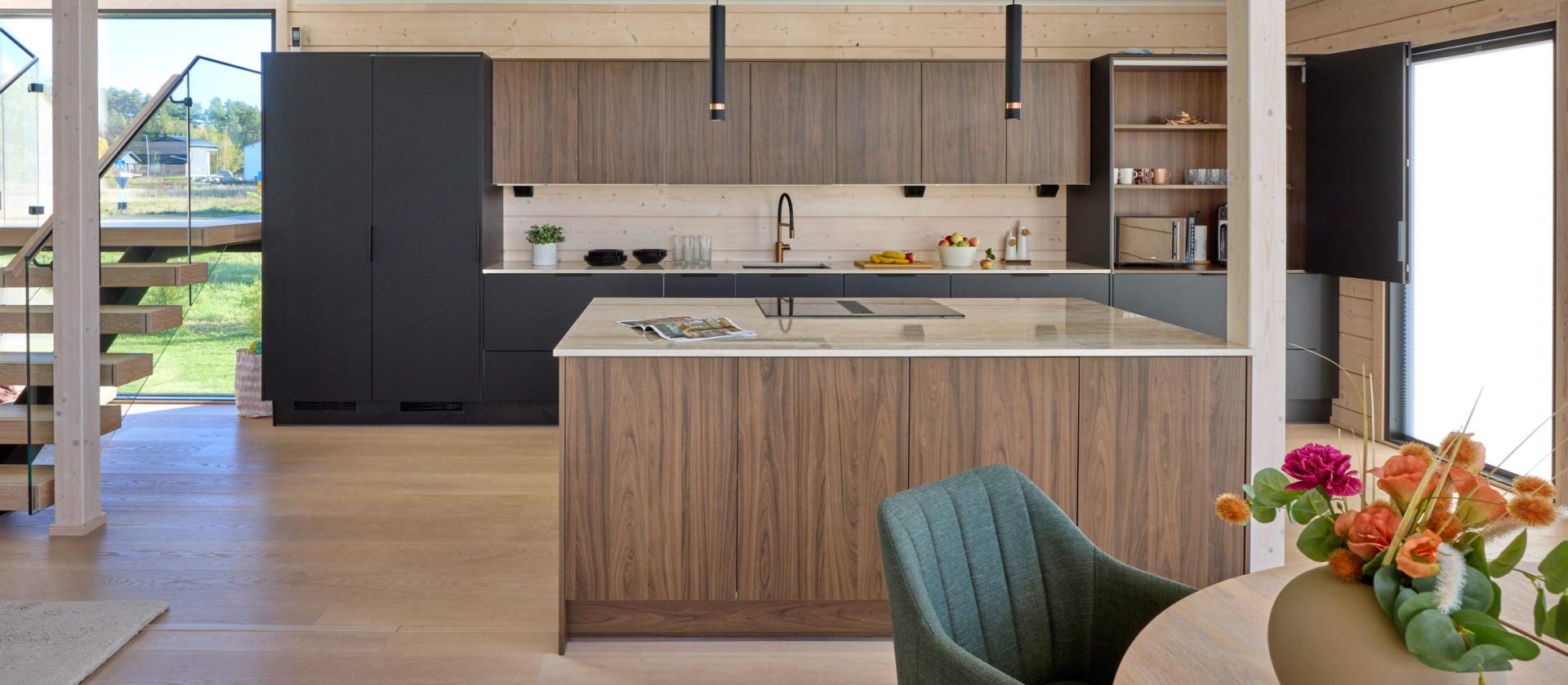Moderni_tumma_Carini Walnut_Jet Black Matt_i-keittiö_saarekekeittiö_melamiini_lakattu_mdf_keraaminen_2024_Ruovikkokuja_Hirvensalo_6554_main