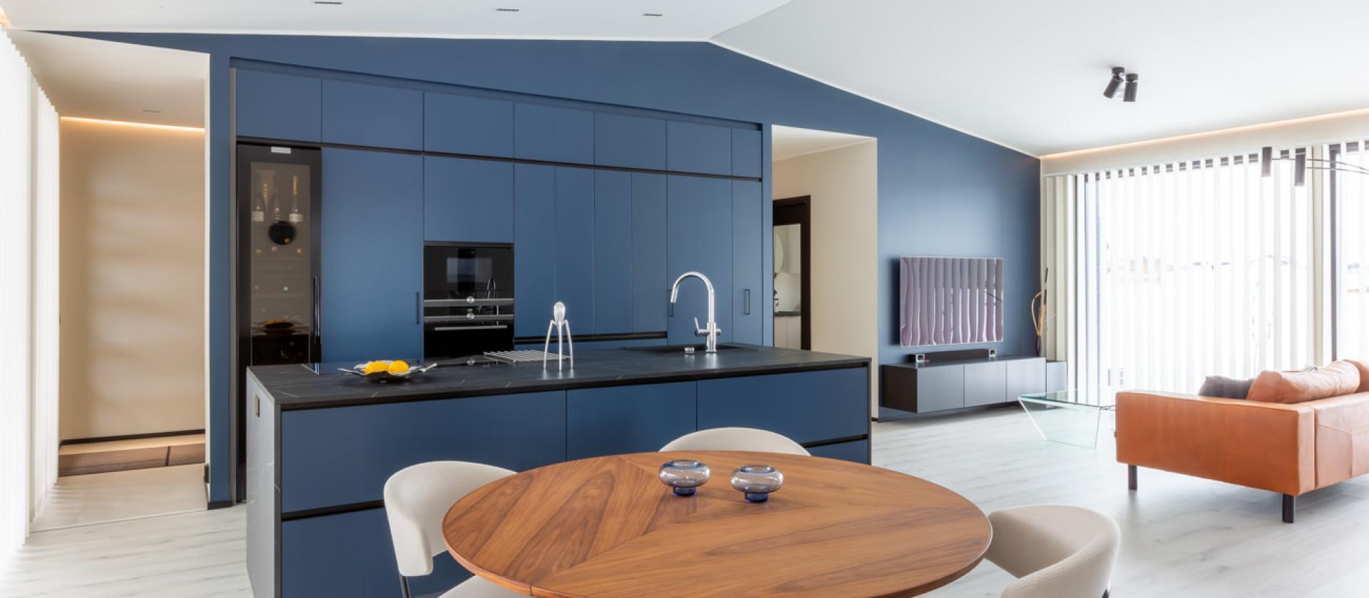 Moderni_värillinen_sininen_i-keittiö_saareke_koivuviilu_laminaatti_2024_Järvenpää_Jolkkonen_1695_coll