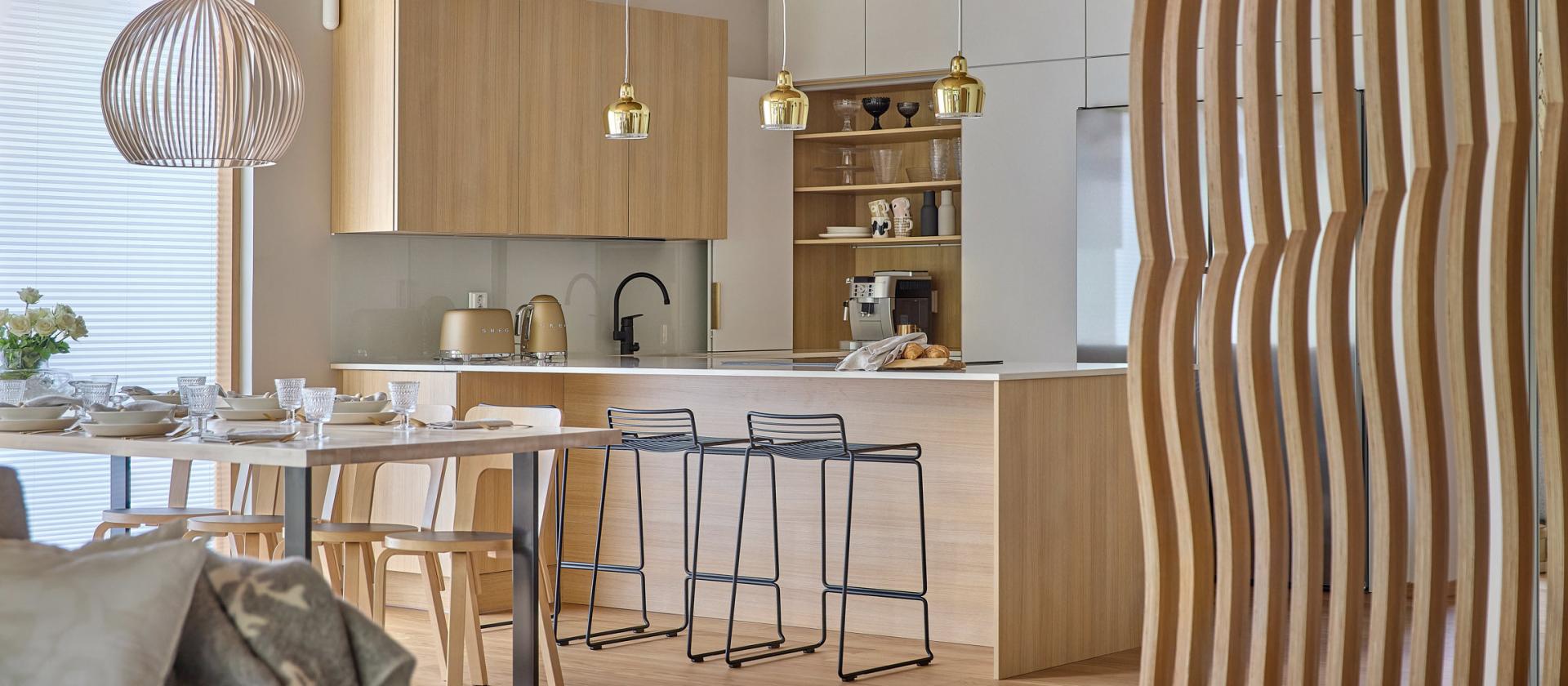 Moderni_luonnonvärinen_Vaalea tammi_u-keittiö_niemekekeittiö_melamiini_keraaminen_Sarka_Asunnot.jpg 