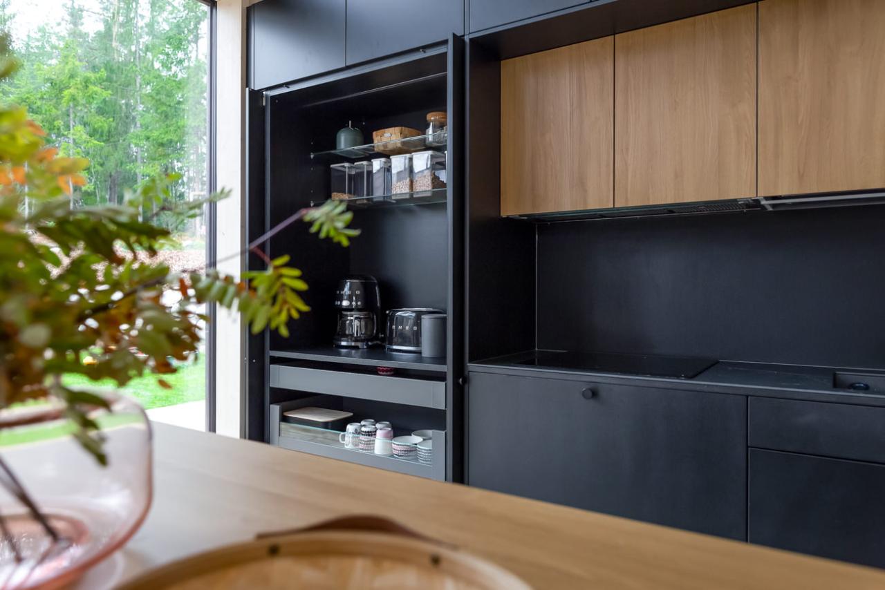 Kompensaatiokeittiö Pocket door aamiaiskaappi