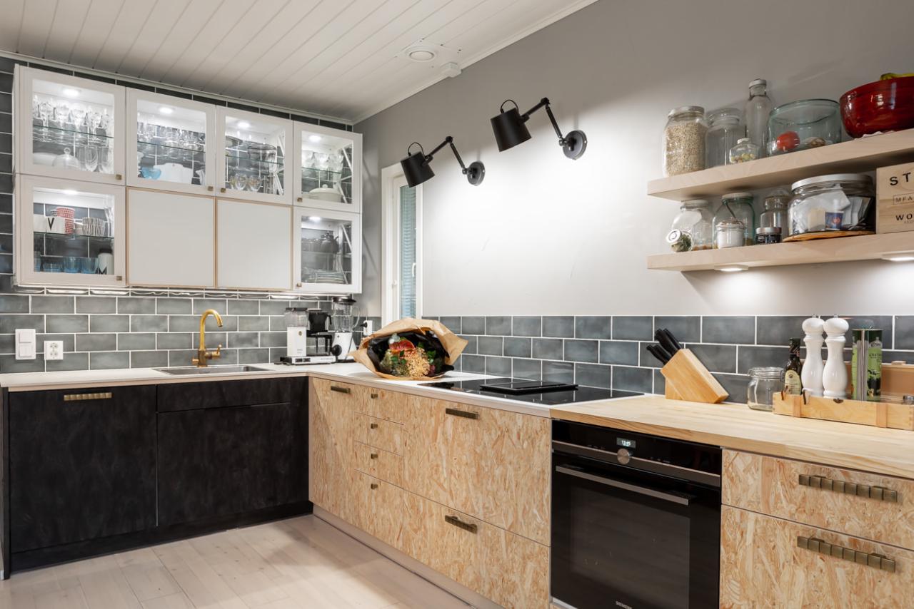 Ekologinen industrial-keittiö L-keittiösä monta ovimallia
