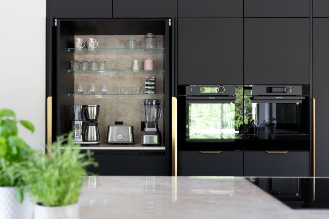 Moderni_harmaa_Stone Grey Matt_Jet Black Matt_i-keittiö_ii-keittiö_saarekekeittiö_lakattu_mdf_kvartsi_2024_Ahmoonmäentie_Karkkila_2954_coll