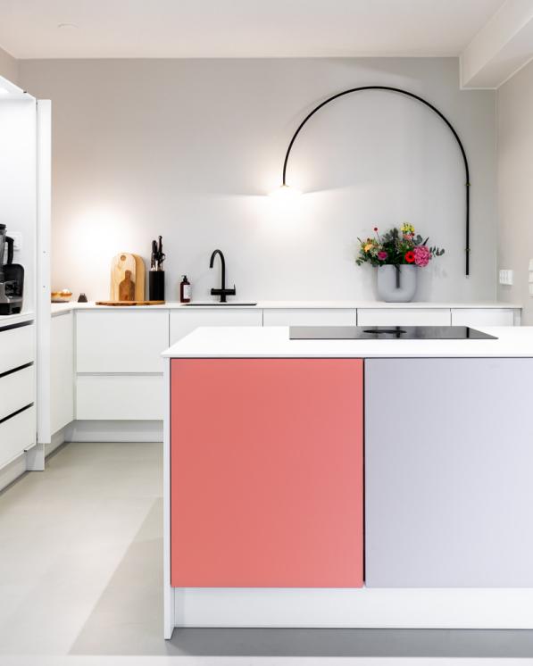 Minimalistinen saarekekeittiö kokonaisuus