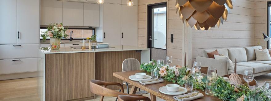 Moderni_vaalea_valkoinen_i-keittiö_saarekekeittiö_Hirsi_Kastelli_14