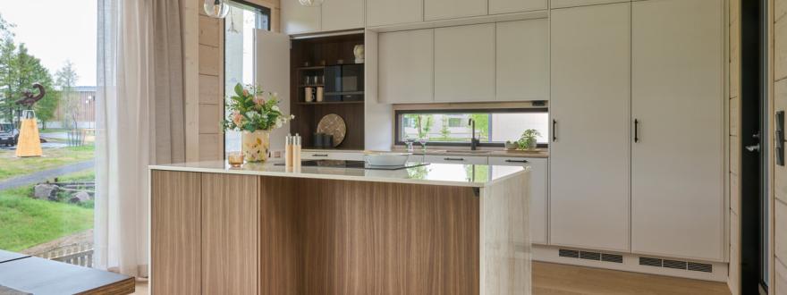 Moderni_vaalea_valkoinen_i-keittiö_saarekekeittiö_Hirsi_Kastelli_19