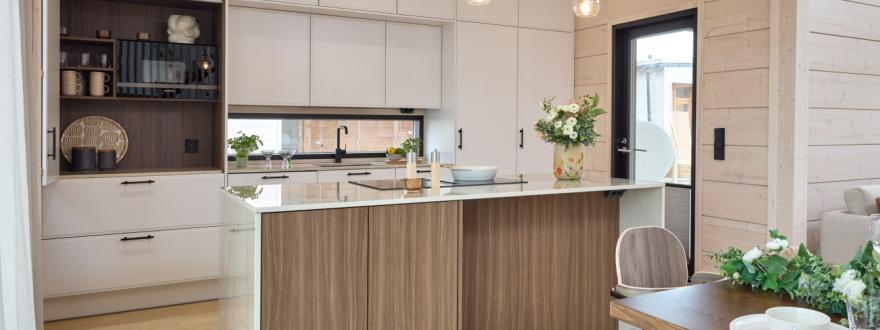 Moderni_vaalea_valkoinen_i-keittiö_saarekekeittiö_Hirsi_Kastelli_6