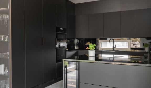 Puustelli saareke keittiö musta