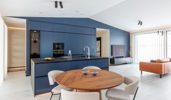 Moderni_värillinen_sininen_i-keittiö_saareke_koivuviilu_laminaatti_2024_Järvenpää_Jolkkonen_1695_coll