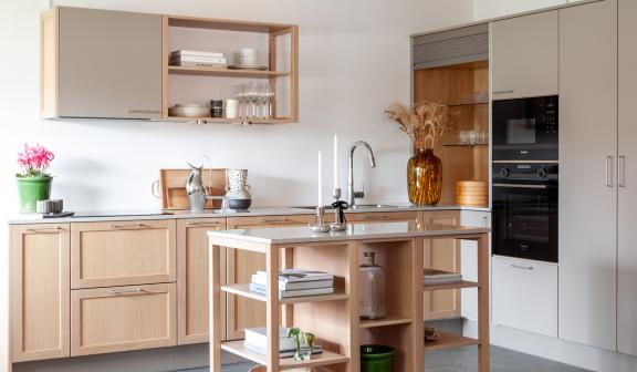 Puustelli saareke keittiö Nyköping vaalea tammi harmaa